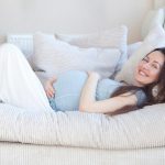 何故妊娠後期に仰向けで寝てはいけないの？　その理由とは