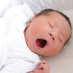 赤ちゃんの寝かしつけに音楽は使える？音なしで寝かせるコツも！