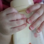 赤ちゃんが離乳食後のミルクを吐く理由と改善策について