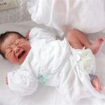 理由不明で泣く赤ちゃんが泣き止む方法とその原因